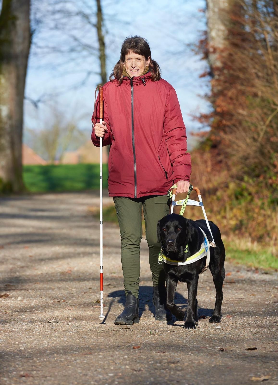 Janka und ihr Blindenhund Oreo in der Natur.